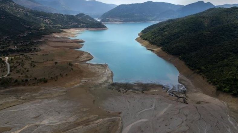 Çfarë po ndodh? Thellohet kriza e ujit në këtë shtet, rezervat në nivele alarmante
