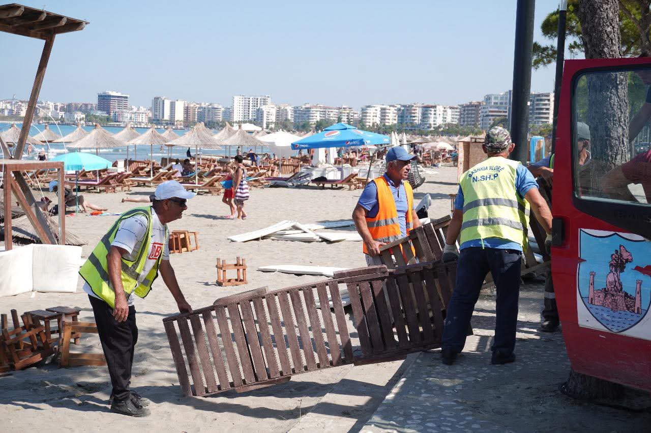 Çlirohen plazhet në Lungomare të Vlorës, policia heq 35 çadra dhe 70 shezlongë të vendosura pa leje