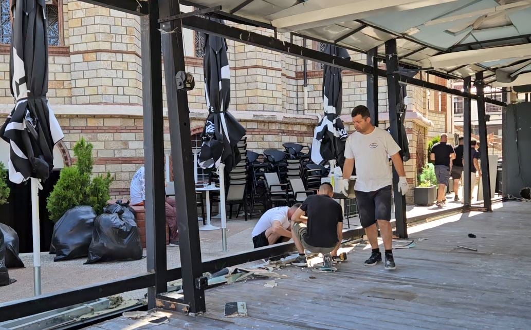 “Çmontohen” baret dhe lokalet në pedonalen e Korçës