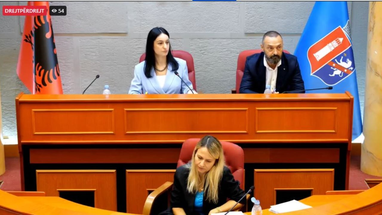 Debat në Këshillin Bashkiak të Tiranës/ Teliti: Veliaj u mor i pandehur, të futet në rend dite diskutimi i situatës aktuale! Salianji i PS: E kemi diskutuar, s’bëj debat me ty!