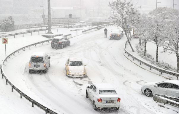 Dëborë në korrik dhe zjarre në bregdet: Turqia përjeton ekstremet e motit