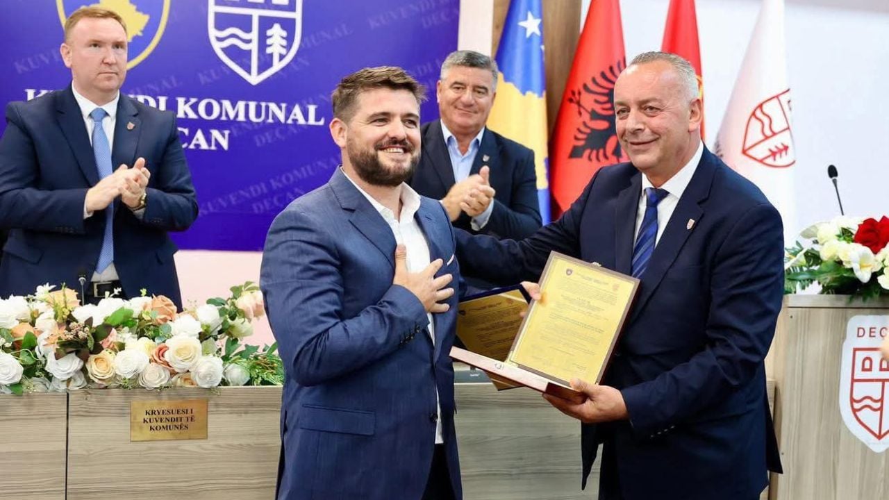 Deçani nderon Marin Memën me titullin “Qytetar Nderi”