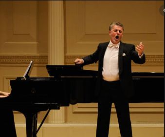 Dëgjojeni këngën e njohur “Vajzë me kaçurrela” të interpretuar nga tenori Bashkim Paçuku