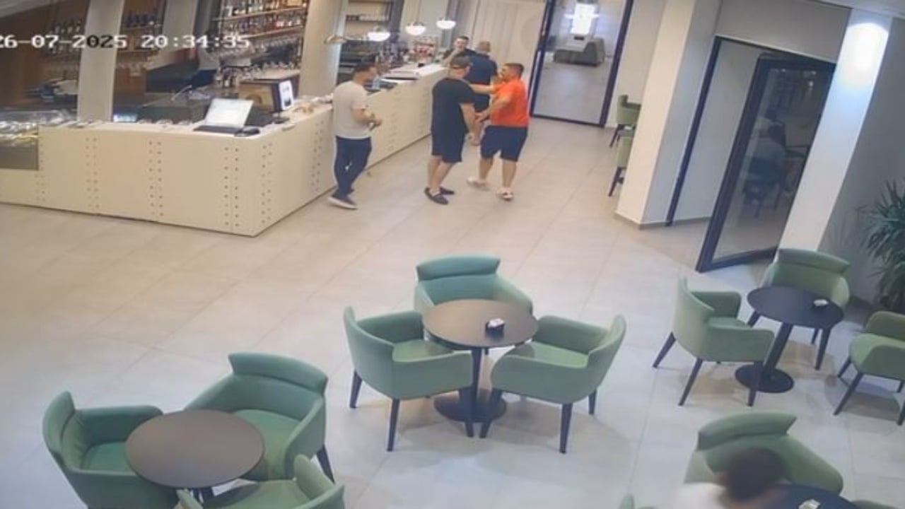 Dhunoi kamarierin 18 vjeçar/ Pezullohet nga detyra oficeri i policisë, ndërhyn pronari i lokalit, nënkomisari përfundon në spital