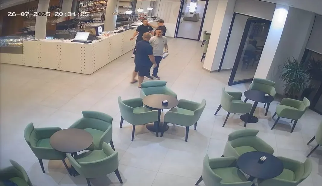 Dhunoi kamarierin për një shishe ujë, pezullohet nga detyra oficeri i policisë (Emri)