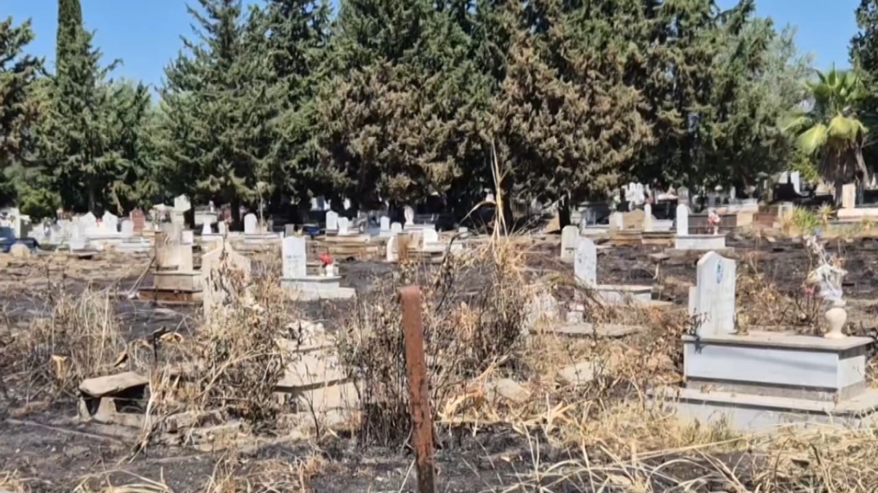 Digjen varrezat në Elbasan, një pjesë e tyre u përfshi nga flakët, procedohet një 33-vjeçar