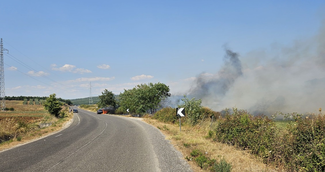 Digjet automjeti në aksin rrugor Belsh–Kuçovë, shpëton pa lëndime një familje prej pesë personash