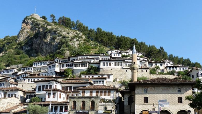 Dorëheqje masive në Berat! 5 drejtues Njësish Administrative lënë detyrën, nis ‘fshesa’ në Poliçan dhe Kuçovë