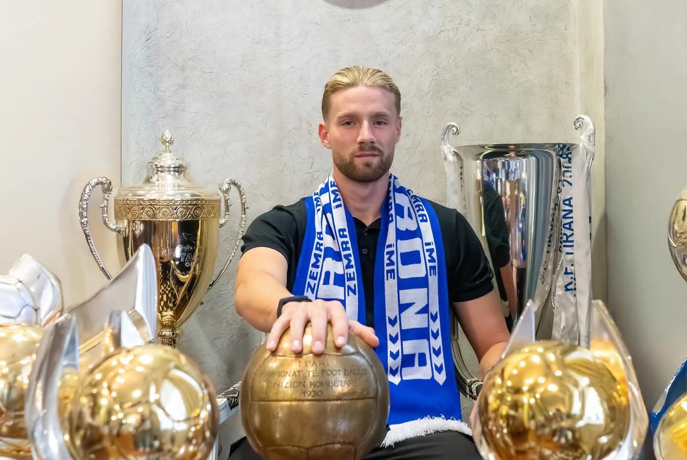 E FUNDIT/ Transferimi i papritur i Tiranës, zyrtarizon në ekip djalin e Igli Tares