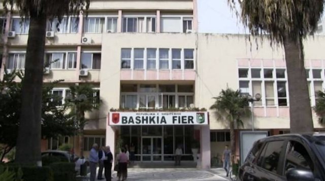 E mitura abuzohet nga i ati/ Bashkia e Fierit i vjen në ndihmë nënës: Bonus qiraje dhe punësim