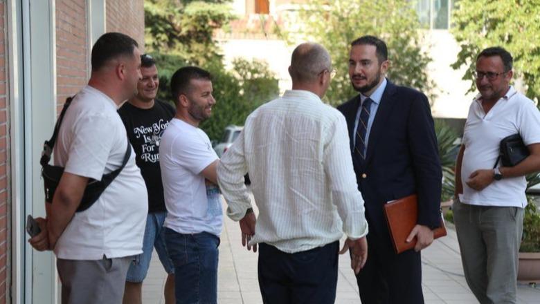 “E përcollën me oiii, e pritën me xhelozi”, ironizon Dash Sula