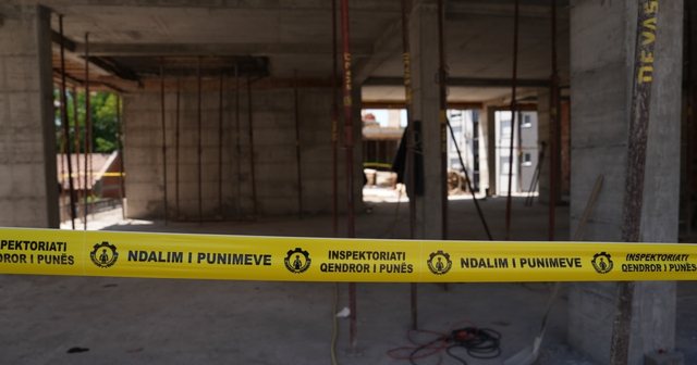 E rëndë/ Ra nga çatia e ndërtesës ku po punonte, humb jetën një person