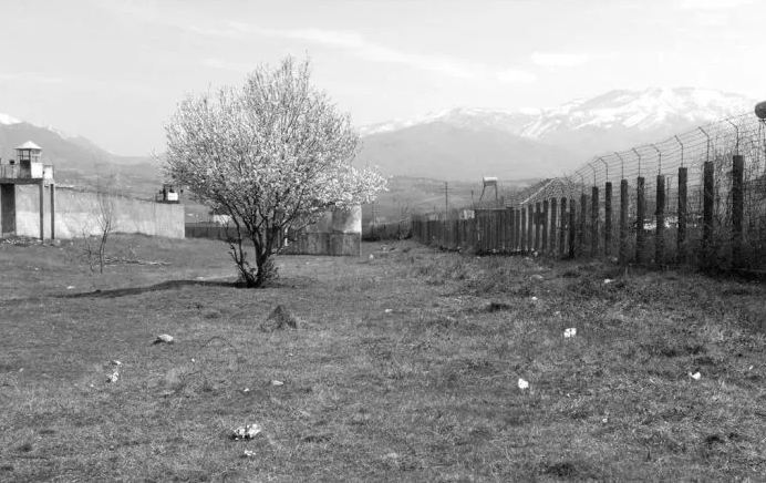 E tmerrshme: Si u ekzekutuan pranë bregut të lumit në Tiranë një shqiptar dhe një italian