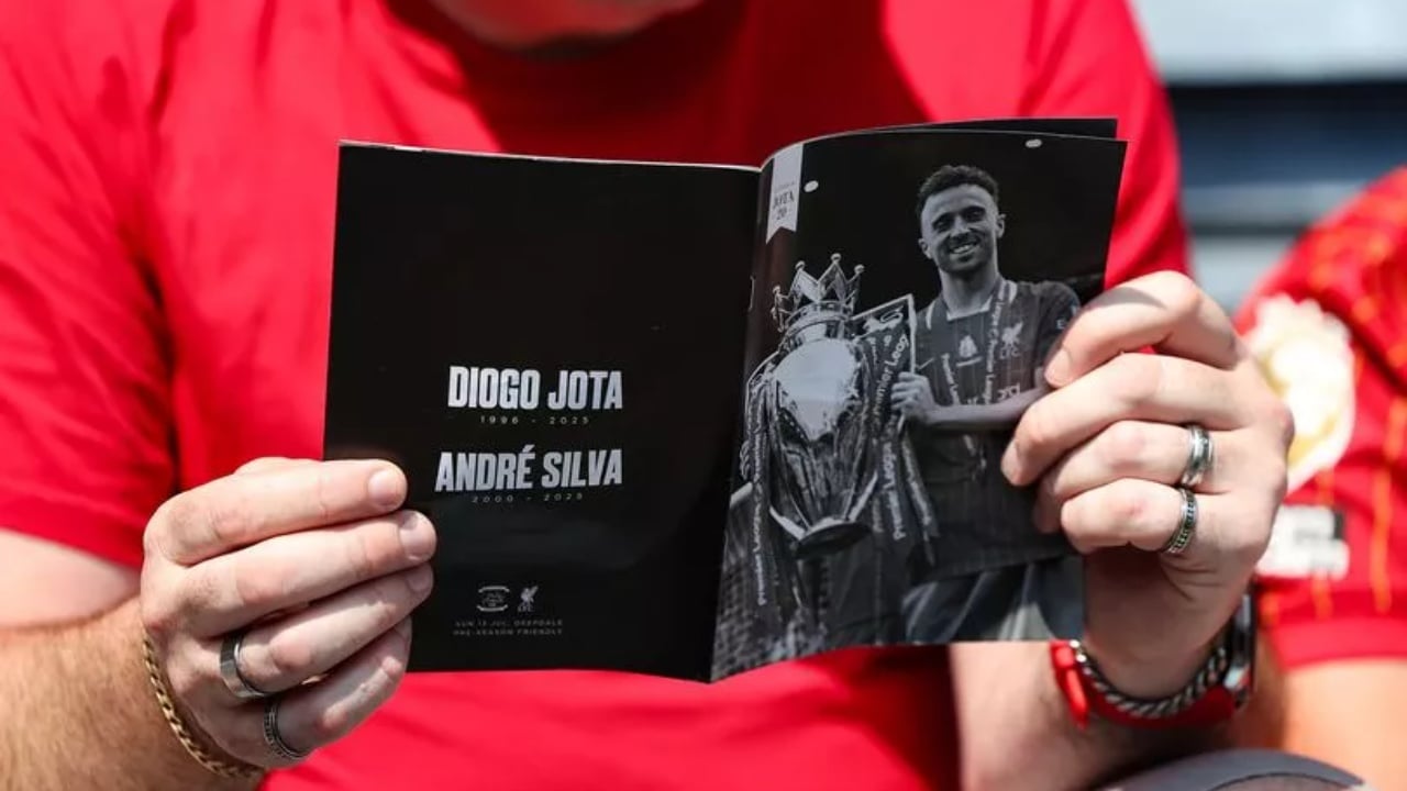 E turpshme në Angli! Fletëpalosjet e shpërndara falas në stadium për të kujtuar Diogo Jotën po shiten në internet me çmime të çmendura
