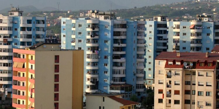 “Ekonomia” i hap rrugë ligjit të ri për bashkëpronësinë në pallate, zbardhen detajet: Jo vetëm gjoba nëse nuk paguan…