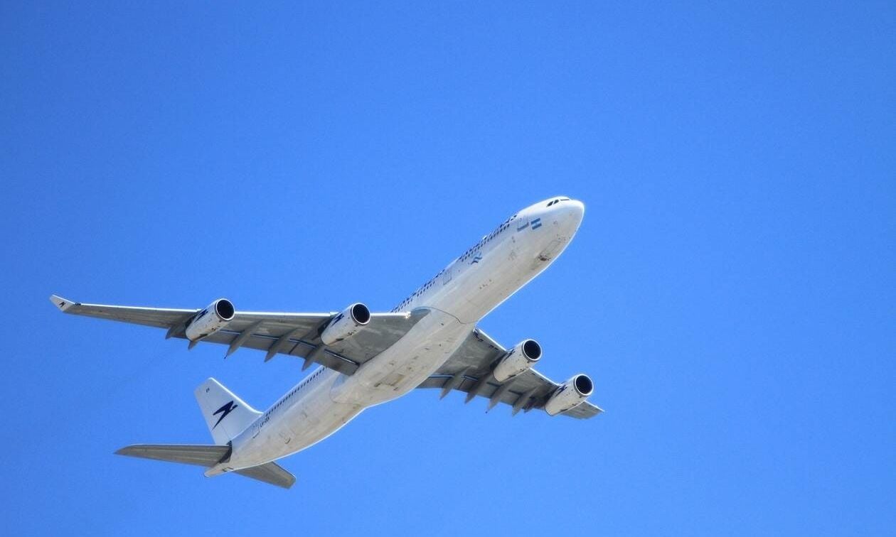 EMRI/ “Hape derën”, momente paniku në ajër, sherr mes 23-vjeçarit shqiptar dhe asistentes së fluturimit, avioni bën ulje emergjente