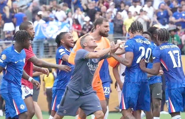Enrike flet pas incidentit në finalen e Botërorit të Klubeve, e zvogëlon përplasjen me Pedron