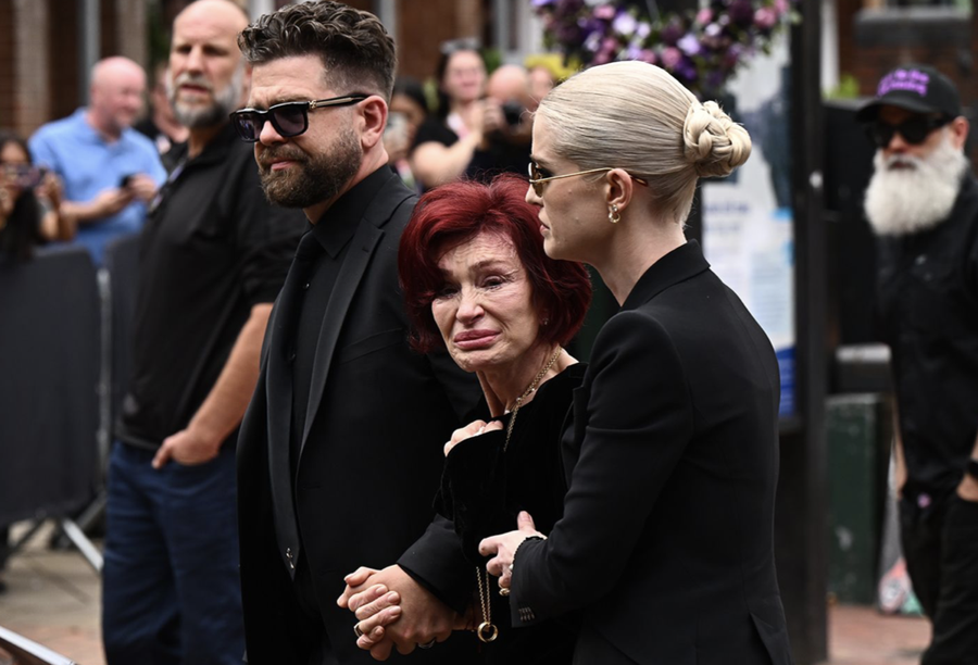 Familjarët, miqtë dhe fansat i japin lamtumirën legjendës së muzikës, Ozzy Osbourne