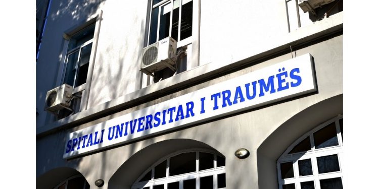 Fëmija 2-vjeçar rrëzohet në këndin e lojërave, dërgohet me urgjencë në spitalin e Traumës