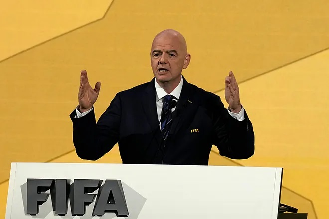 FIFA mban në fuqi rregullin për lojtarët dhe trajnerët që janë në Ukrainë dhe Rusi