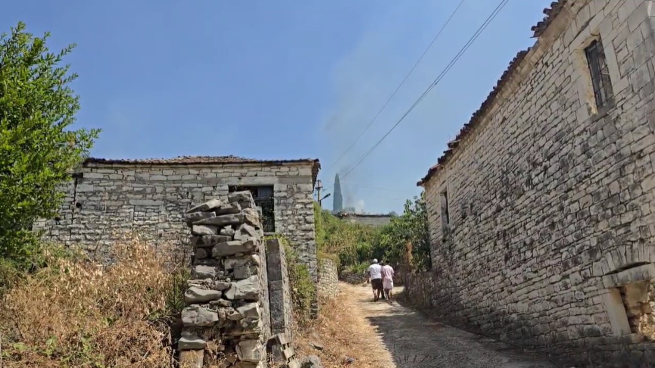 Flakët përfshijnë Senicën, 11 banesa dhe kisha 200-vjeçare shkrumbohen nga zjarri