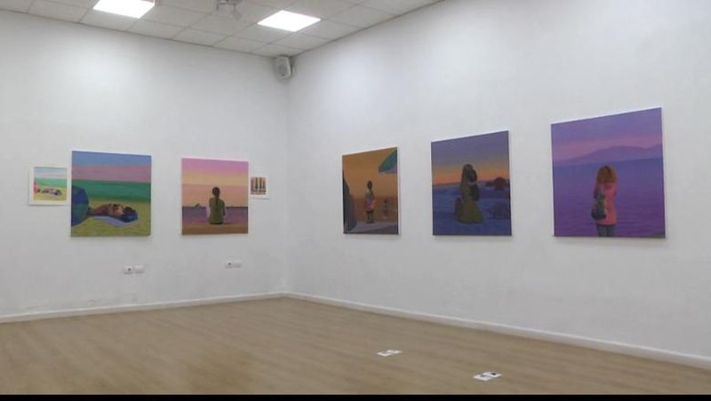 ‘Fllad Vere’ – Ekspozita e piktorit Mario Shemaj: Figurat janë simbolikë e intimes