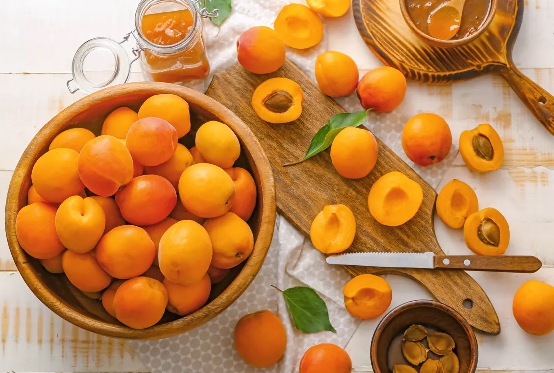 Forcojnë sistemin imunitar dhe tretës, zbuloni vlerat ushqyese që mund të merrni nga kajsitë