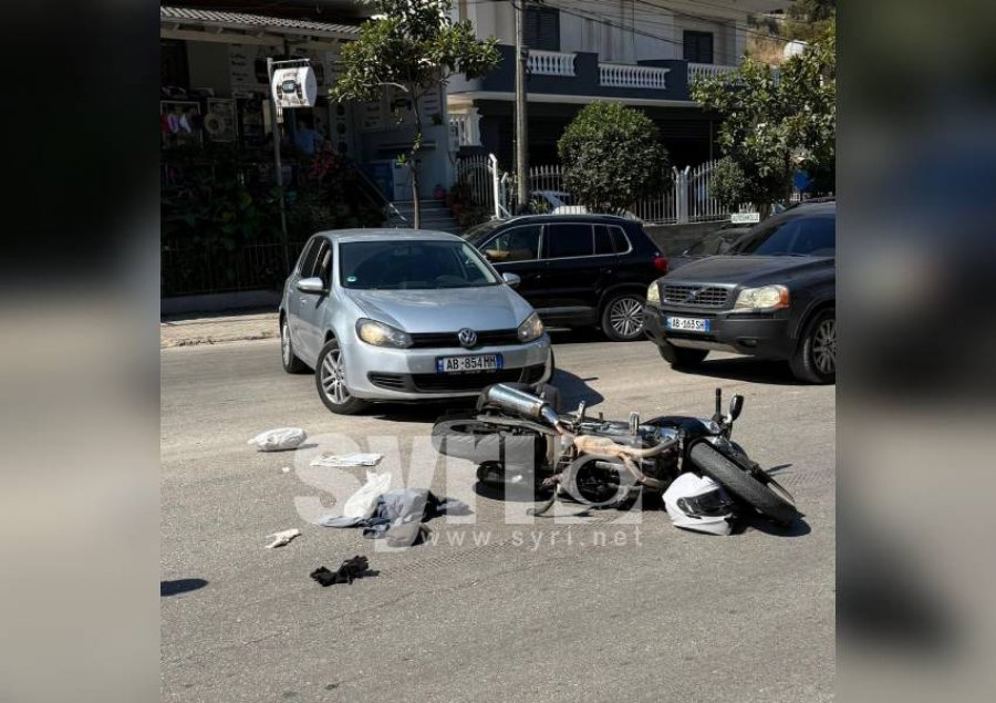 FOTO/ Makina përplas motorin në Sarandë, drejtuesi përfundon në spital
