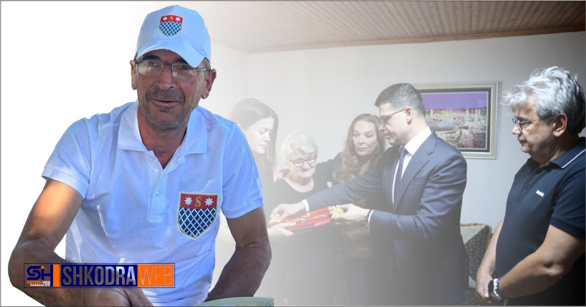 FOTO – Ministri i Mbrojtjes Vengu dhe kryebashkiaku Beci, vizitë në familjen e dëshmorit Arben Anamali