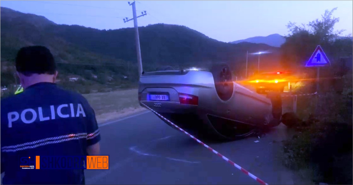 FOTOLAJM – Makina përmbyet në hyrje të qytetit, shoferi 18- vjeçar përfundon në Spitalin e Shkodrës