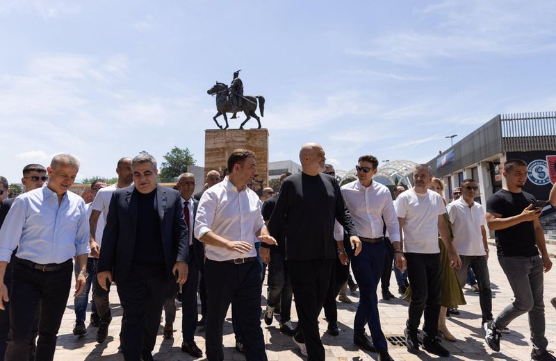 Fotolajm/ Rama viziton Çarshinë e Vjetër në Shkup