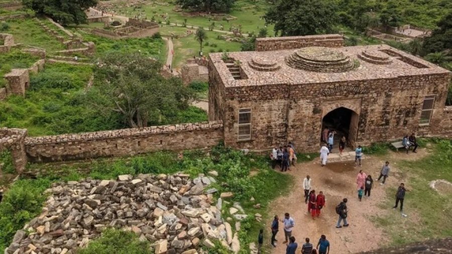 Fshati ku askush nuk guxon të hyjë pas perëndimit të diellit: Paralajmërimi që frikëson edhe taksistët