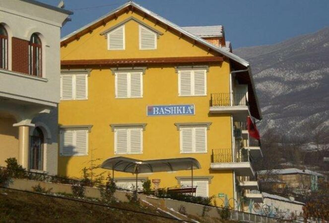 ‘Furtunë’ dorëheqjesh edhe në Bashkinë Dibër, largohen 35 drejtues të njësive administrative