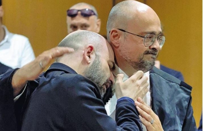 Gazetari italian Roberto Saviano shpërthen në lot teksa lexohej vendimi ku dënohej bosi i Camorrës: Me vodhën jetën