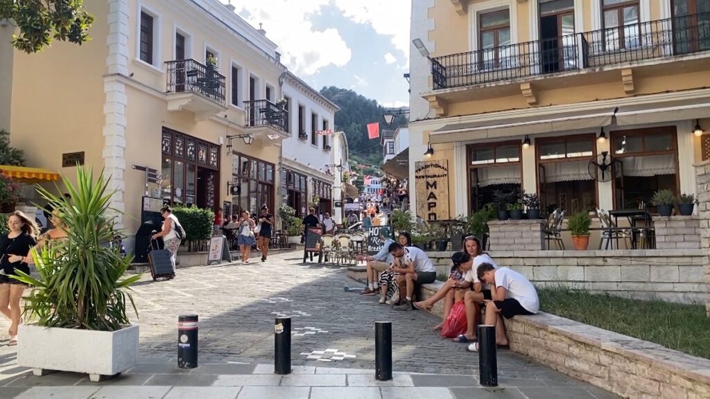 Gjirokastra tërheq turistët / Kalaja dhe shtëpia e Kadaresë më të vizituarat