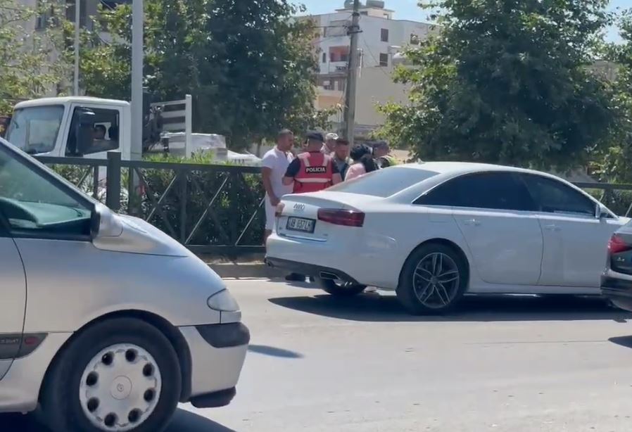 “Golfi” përplas këmbësoren në rrugën Transballkanike, më pas goditet nga “Audi”. 65-vjeçarja përfundon në spital