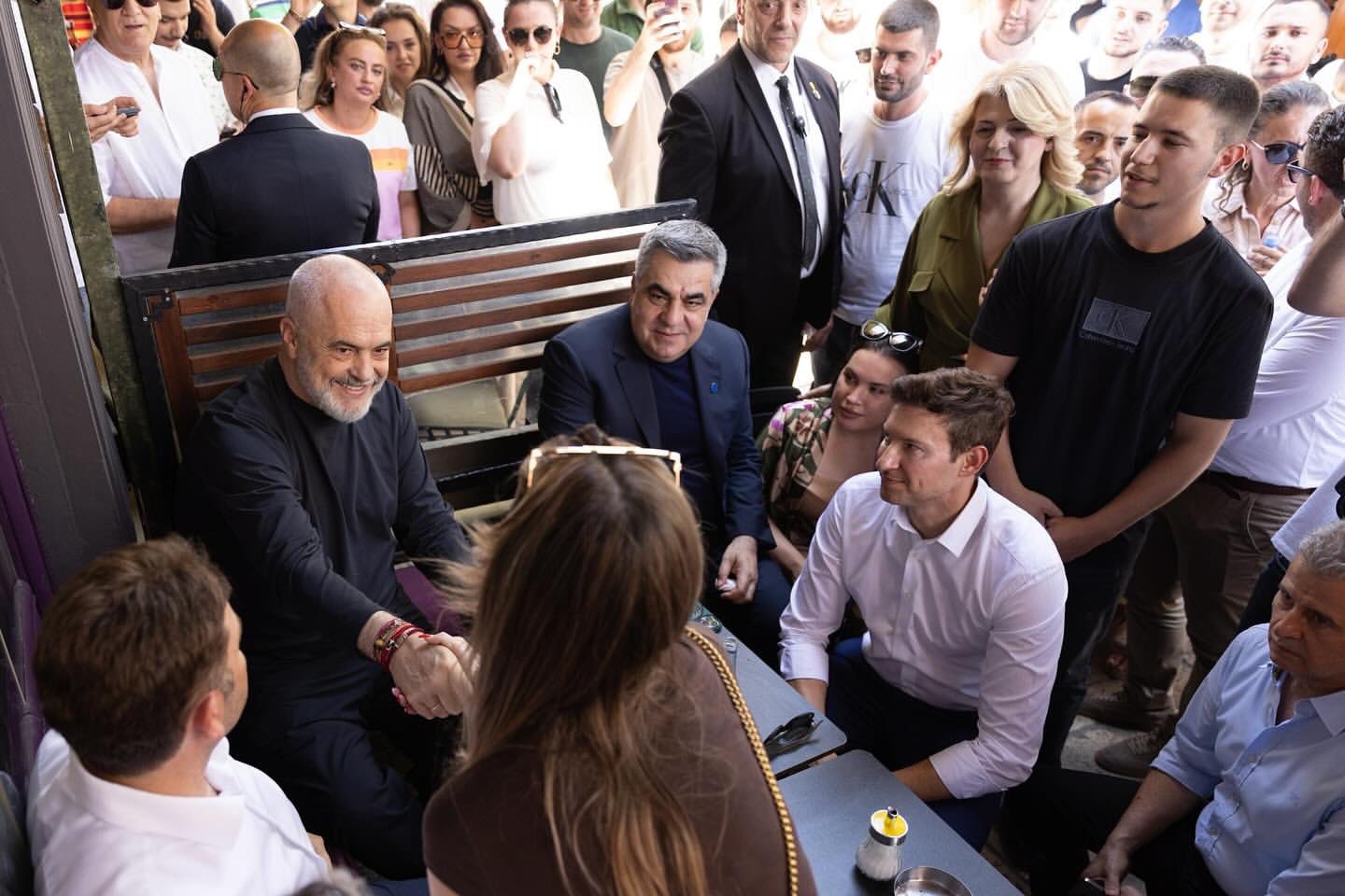 Gonxhja postot fotot nga takimet në Shkup: Si djalë i dy prindërve me origjinë nga Dibra e Madhe, kënaqësi e madhe