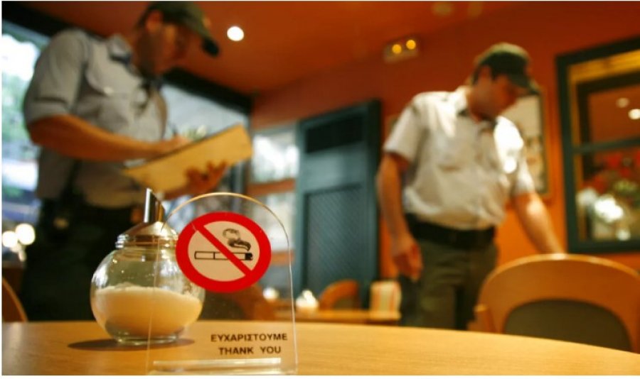 Greqia miraton ligjin gjithëpërfshirës kundër pirjes së duhanit dhe alkoolit te të miturit: Gjobat deri në 10 mijë euro dhe burg deri në tre vjet