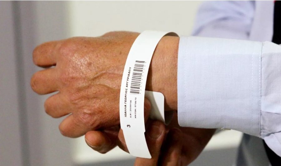 Greqia shkurton kohën e pritjes për kujdesin emergjent duke përdorur kode QR dhe byzylykë për t’i dhënë përparësi pacientëve