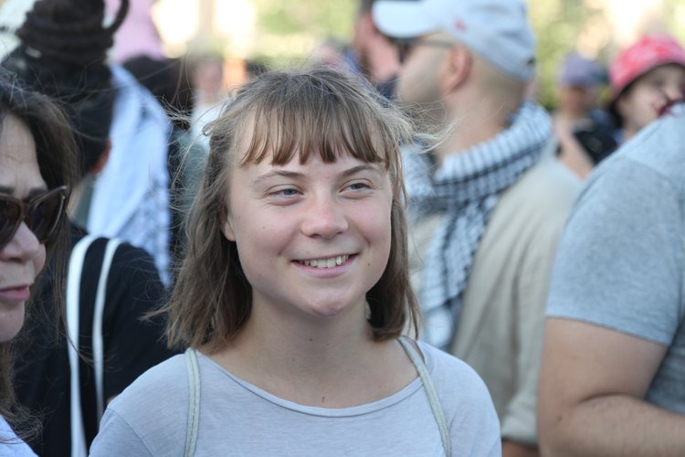 Greta Thunberg në Tiranë për Palestinën, por në shesh mblidhen veç një grusht njerëzish (FOTO)