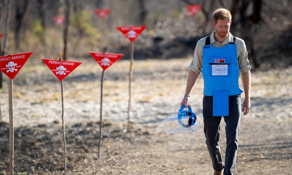 Harry ndjek hapa e mamasë së tij, princi kalon në fushën e pastruar nga minat që Princeshë Diana përshkoi 28 vite më parë
