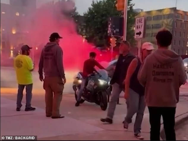 Hero edhe jashtë ekranit: Momoa ndërhyn në një aksident me motor