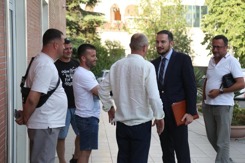 Heshtje në PD ndaj lirimit të Salianjit, Dash Sula: E percollën me “oiiiii”, e pritën me xhelozi