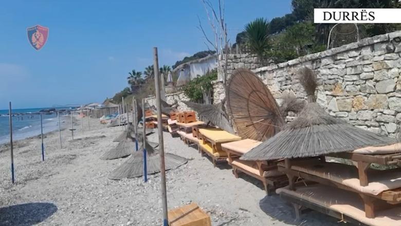 Hiqen 91 komplete me çadra e shezlongë pa leje nga plazhi i Currilave në Durrës, 3 persona nën hetim
