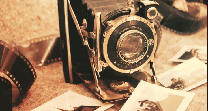 Historia prekëse që fshihet pas fotografisë virale të violinistit të vogël