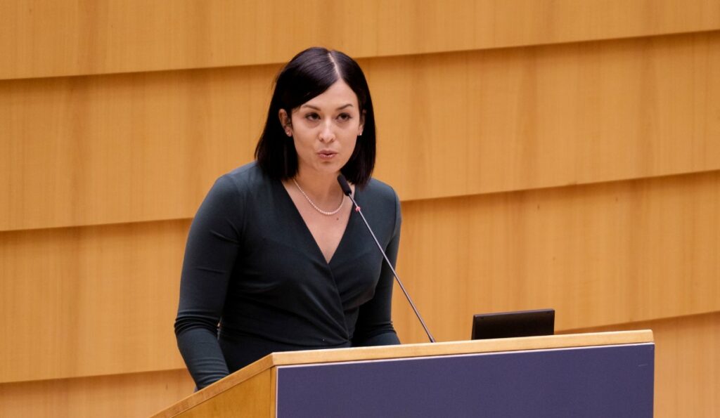 Hungarezët paralajmërojnë demokratët amerikanë: Mos prisni të bjerë furtuna, organizohuni tani kundër Trump