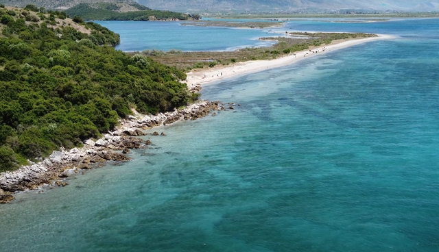 Hyri për t’u larë në det, zhduket turisti portugez në Sarandë