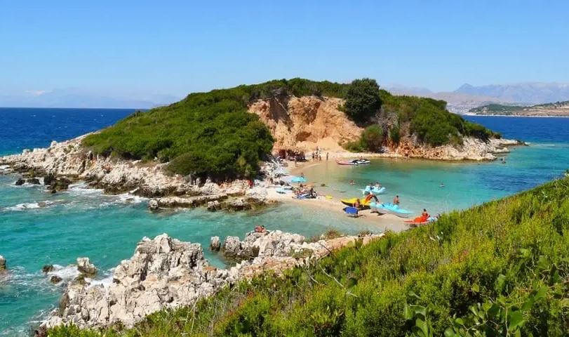 I vodhi portofolin dhe kartat bankare pushuesit në Ksamil, arrestohet në kufi turisti hungarez