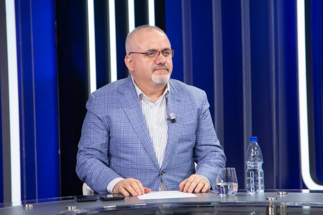 Ironia e gazetarit Hoxha: Do kemi një parlament që do ja kalojë çdo programi humoristik…