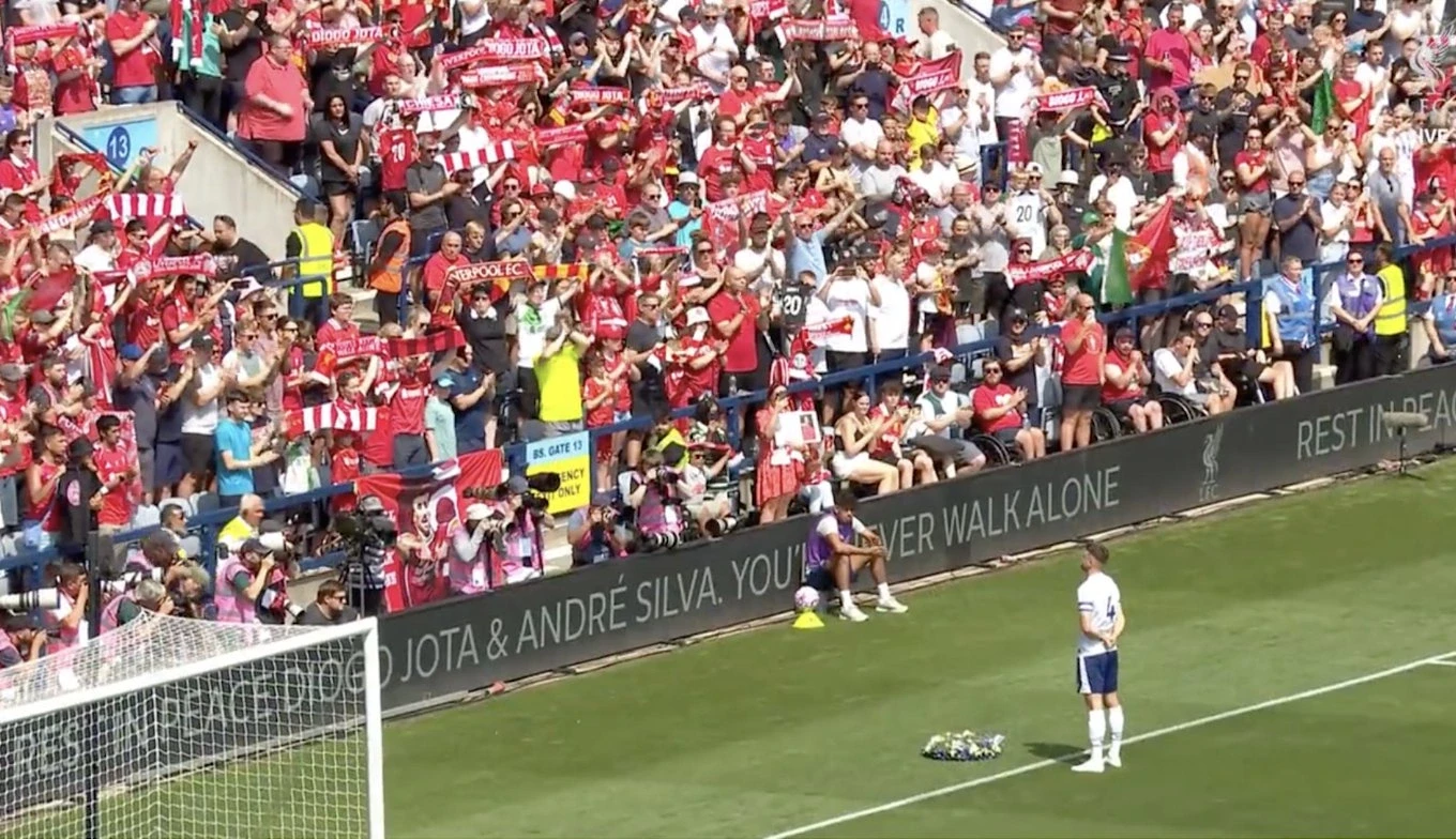 Ish-sulmuesi portugez Diogo Jota që humbi jetën tragjikisht në një aksident, nderohet në ndeshjen e parë të Liverpoolit